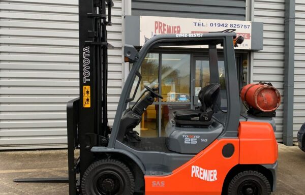 Toyota 8FGF25 GAS Forklift