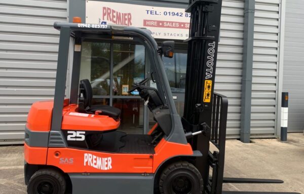 Toyota 7FBMF25 Electric Forklift